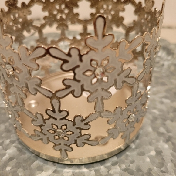 ⭐️40% Off⭐️ Bath & Body Works - White Barn Holiday Silver Candle Sleeve Bundle - Picture 8 of 10